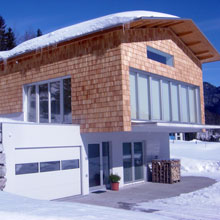 Modernes Haus mit Schindelfassade